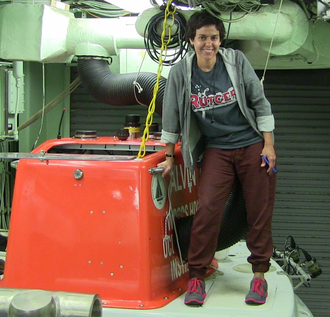 Image of female scientist Dr. Ileana Pérez-Rodríguez standing next to the submersible Alvin.