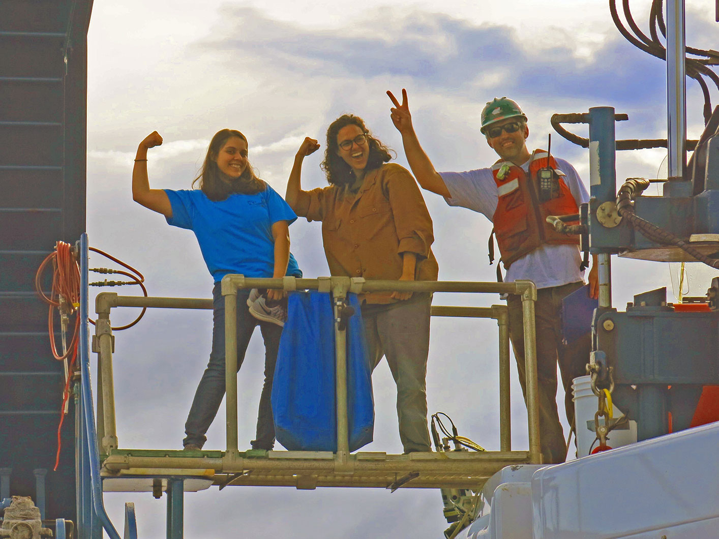 Image of female scientist Dr. Ileana Pérez-Rodríguez and other scientists waving after a successful dive