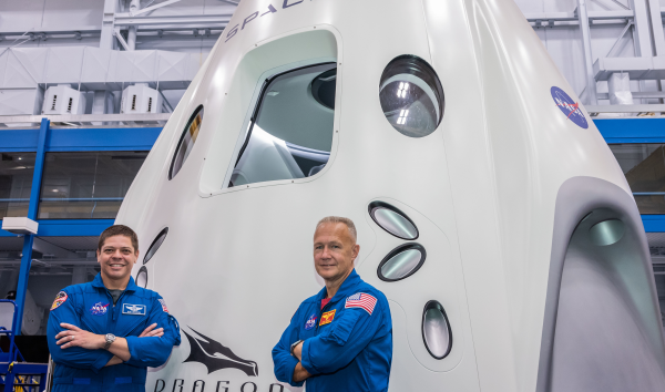 Dragon Shuttle with astronauts