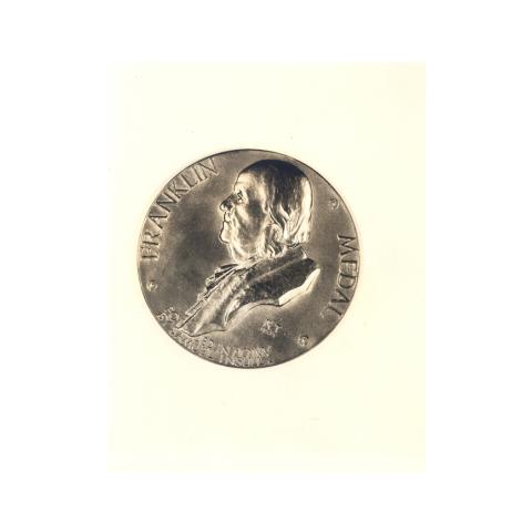 Photograph of the 1927 Franklin Medal (front)