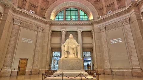 The Benjamin Franklin National Memorial statue, face-on