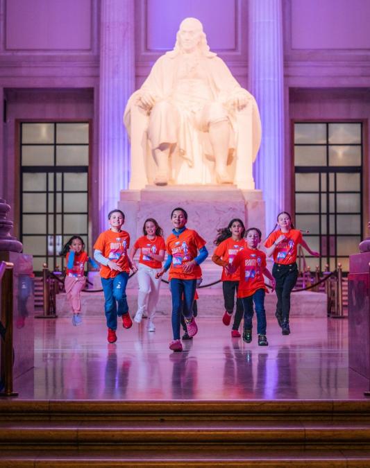 franklin memorial with kids running